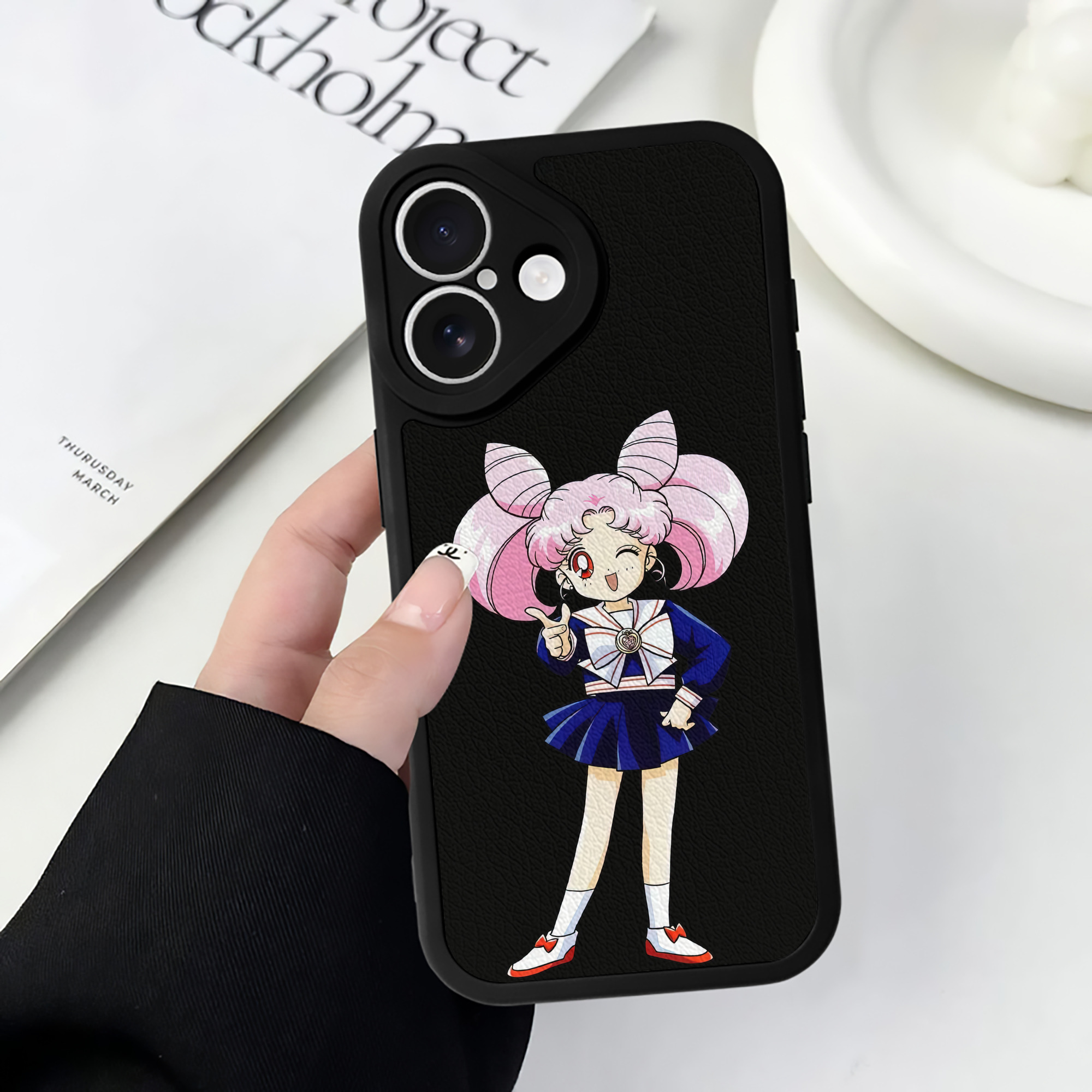 （画像用） 美少女戦士セーラームーン ちびうさ Sailor Moon Chibiusa Tsukino Usagi Small Lady Serenity 【iPhone 16シリーズ対応】シリコンスマホケース（レザー調） 材質：シリコン